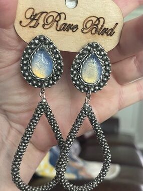 ⚜️A Rare Bird Silver-Tone Teardrop Dangle Earrings with Blue-Gold Cabochon